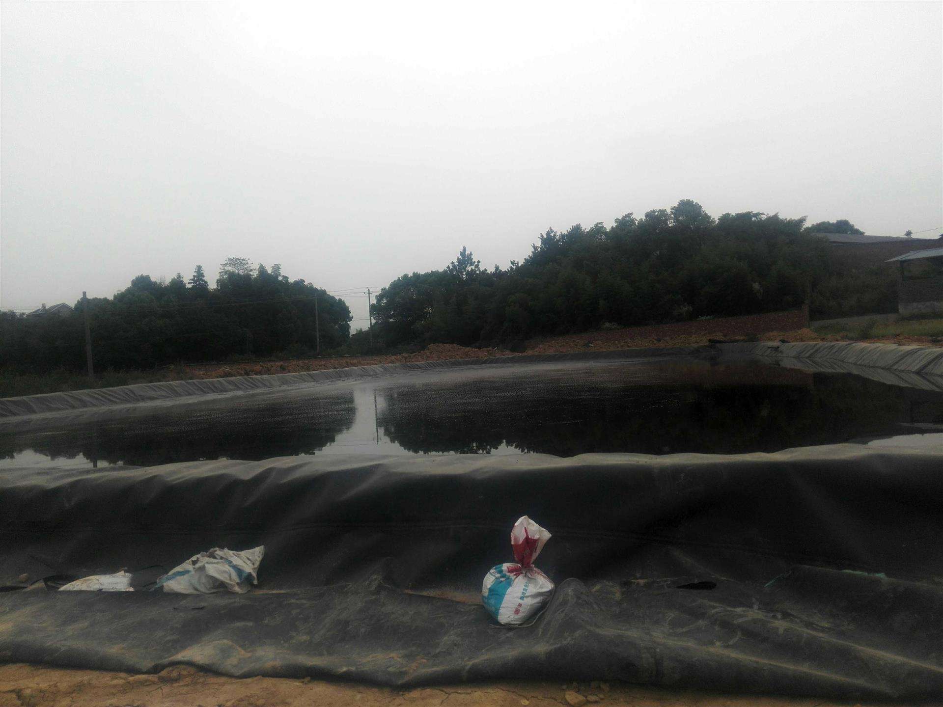 滿足污水調節(jié)池土工膜浮動罩厚度2.0~2.5mm為妙