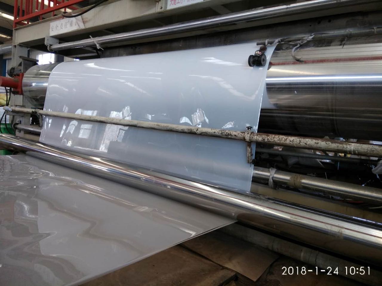  光面土工膜、糙面土工膜都由吹塑法完成