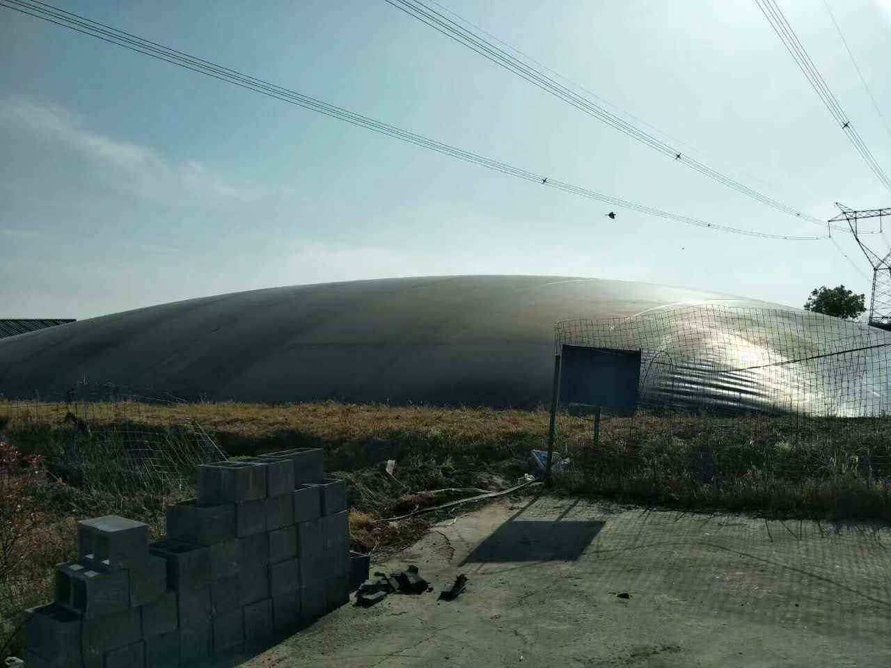 修筑完工的外圍堰鋪設(shè)土工膜表面一定要加寬嗎?